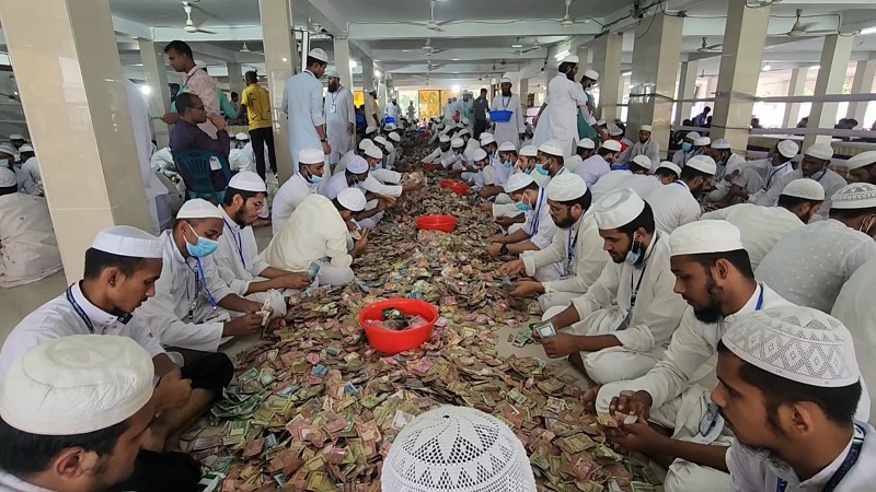 পাগলা মসজিদের দানবাক্সের টাকা গণনা করা হচ্ছে।
